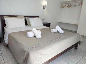 1 dormitorio con 2 camas y almohadas blancas en Sifnos "Sofia apartments" sea view, en Faros