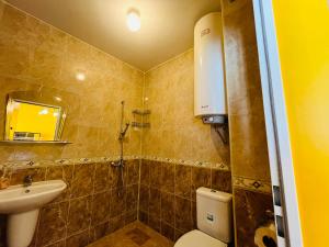 O baie la Family Apartments Pomorie 17 +9 fotografii