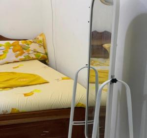 uma cama num quarto com uma porta de vidro que leva a um quarto em Auberge chez le P 