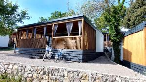 ein Gebäude mit einem Fahrrad davor in der Unterkunft MOBILE HOMES SELCE - Alpe Jadran MOBIL in Selce