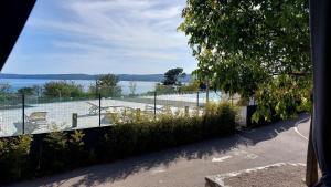 einen Balkon mit Blick auf einen Wasserkörper in der Unterkunft MOBILE HOMES SELCE - Alpe Jadran MOBIL in Selce