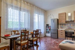 una cucina e una sala da pranzo con tavolo e sedie di Villino Claudia a Forte dei Marmi