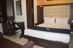 Postel nebo postele na pokoji v ubytování Hotel Akasa Inn Near T2 International Airport Mumbai