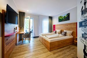 Pokój hotelowy z łóżkiem i biurkiem w obiekcie INSIDE Hotel Nordhorn w mieście Nordhorn