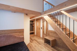 uma escada numa casa com piso em madeira em Hotel Bellavista em Cavalese
