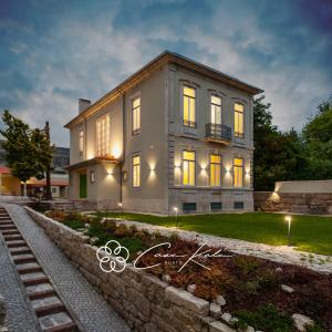 uma casa grande com as luzes acesas à sua frente em Casa Kala no Porto