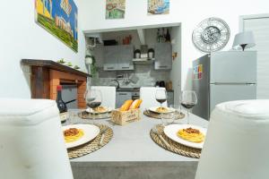 un tavolo con piatti di bicchieri da cibo e da vino di Art Design Apartment - City Center a Milano