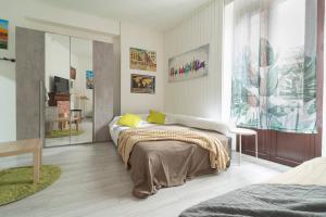 una camera da letto con letto e cuscini gialli di Art Design Apartment - City Center a Milano