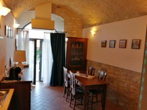a kitchen and dining room with a table and chairs at Piazza Matteotti 10 in Assisi