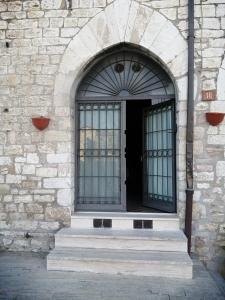 an entrance to a building with a window and stairs at Piazza Matteotti 10 in Assisi