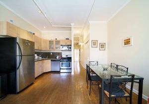 cocina con mesa y nevera negra en Lovely 1 BR Apartment in Manhattan, en Nueva York