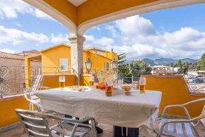 a table and chairs on the balcony of a house at Casa Rockefeller in San Teodoro