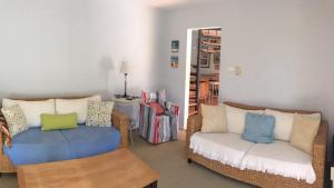 Ruang duduk di 'Sunidaze House Beachside' by HolidayCo