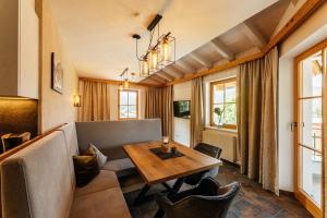 Appartements Gladbach في هايترفانغ: غرفة معيشة مع أريكة وطاولة