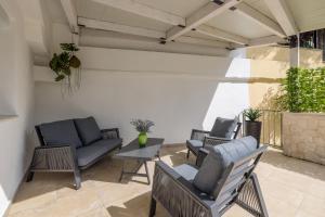 een patio met 2 stoelen en een tafel bij Leona apartment in Split +9 foto's