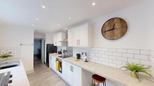 Η κουζίνα ή μικρή κουζίνα στο Central Stunning 3-Bed House - Free Parking