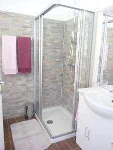 La salle de bains est pourvue d'une douche et d'un lavabo. dans l'établissement B&B Il Barsot, à Pettenasco