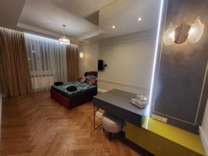 Una habitación con una cama y una mesa en una habitación en Uroczy loft i bezpłatny parking na miejscu en Lublin
