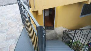 un conjunto de escaleras que conducen a un edificio amarillo en Hotel Vill' Agi, en Campos do Jordão