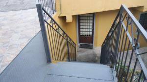 una escalera que conduce a un edificio con puerta en Hotel Vill' Agi, en Campos do Jordão
