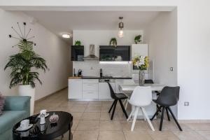 een keuken en woonkamer met een tafel en stoelen bij Leona apartment in Split