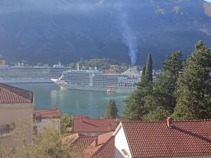 un crucero está atracado en un puerto en Bay View Apartments en Kotor