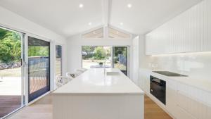 Gallery image of 'Hampton Heights' by HolidayCo in Killcare +16 photos