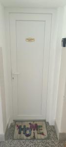 białe drzwi z obrazem na podłodze w obiekcie Studio apartman Bruna w mieście Ðakovo