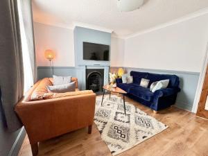 uma sala de estar com um sofá e uma mesa em House with parking and fast trains to Central London em Croydon
