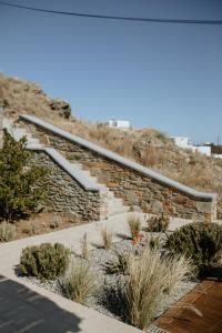 eine Steintreppe in einem Garten in der Unterkunft Aloe Comfort House by KHI in Kythnos