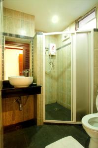 Kylpyhuone majoituspaikassa Khon Kaen Orchid Hotel