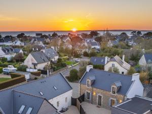 una vista aérea de un barrio residencial al atardecer en La Longère de la Plage en Trégunc