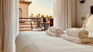 1 cama con toallas y balcón en Click & Guest - Maspalomas Dunes Whisper, en San Bartolomé