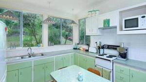 Η κουζίνα ή μικρή κουζίνα στο 'Casa Bonita - Pet Friendly' by HolidayCo