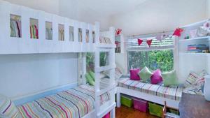 Ένα ή περισσότερα κρεβάτια σε δωμάτιο στο 'Casa Bonita - Pet Friendly' by HolidayCo +6 φωτογραφίες