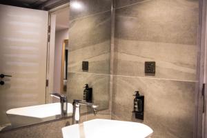 uma casa de banho com 2 lavatórios e um chuveiro em LOKAL Rooms x Murree Valley View em Murree