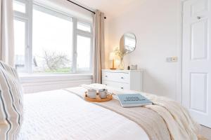 1 dormitorio blanco con 1 cama con ordenador portátil en Rosandric, en Bude