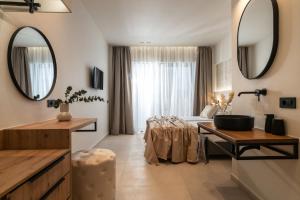 アリケスにあるEnigma Rooms - 100m from Alykes beach, by ZanteWizeのベッドと洗面台と鏡のある寝室