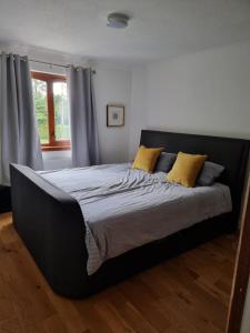 um quarto com uma cama grande e almofadas amarelas em Milnholm Manor, 4 bed Manor in Polmont em Polmont