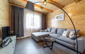 - un salon avec un canapé et une télévision dans l'établissement Awesome Home In Bilje With Outdoor Swimming Pool, à Bilje