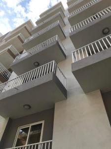 un edificio con balcones blancos en su lateral en Comfort and Convenience flat 4 dad's court, en St Paul's Bay