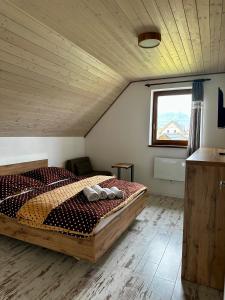 1 dormitorio con 1 cama grande en el ático en Vila Svistovka, en Stará Lesná