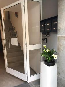 una puerta corredera de cristal con una escalera detrás de ella en Comfort and Convenience flat 4 dad's court en St Paul's Bay