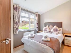 a bedroom with a bed with two towels on it at 3 Bed in Banchory 94062 in Strachan
