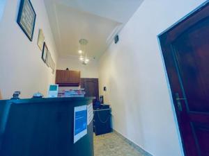 un pasillo con un mostrador azul en una habitación en Nana's Holiday Let, en Accra