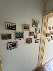 eine Wand mit gerahmten Bildern an einer Wand in der Unterkunft Toast by night in Haarlem