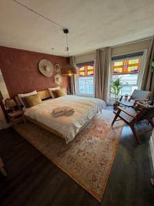 een slaapkamer met een groot bed en een tapijt bij Toast by night in Haarlem