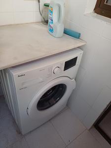 a washing machine under a counter in a kitchen at Barlovento H in Xeraco