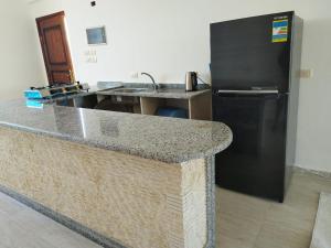 Eldhús eða eldhúskrókur á Beach and pools front challet in Ras Sudr families Only عائلات فقط