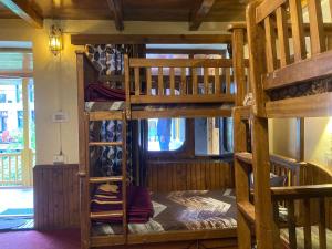 Postel nebo postele na pokoji v ubytování Namha Stay by Negi Wooden House
